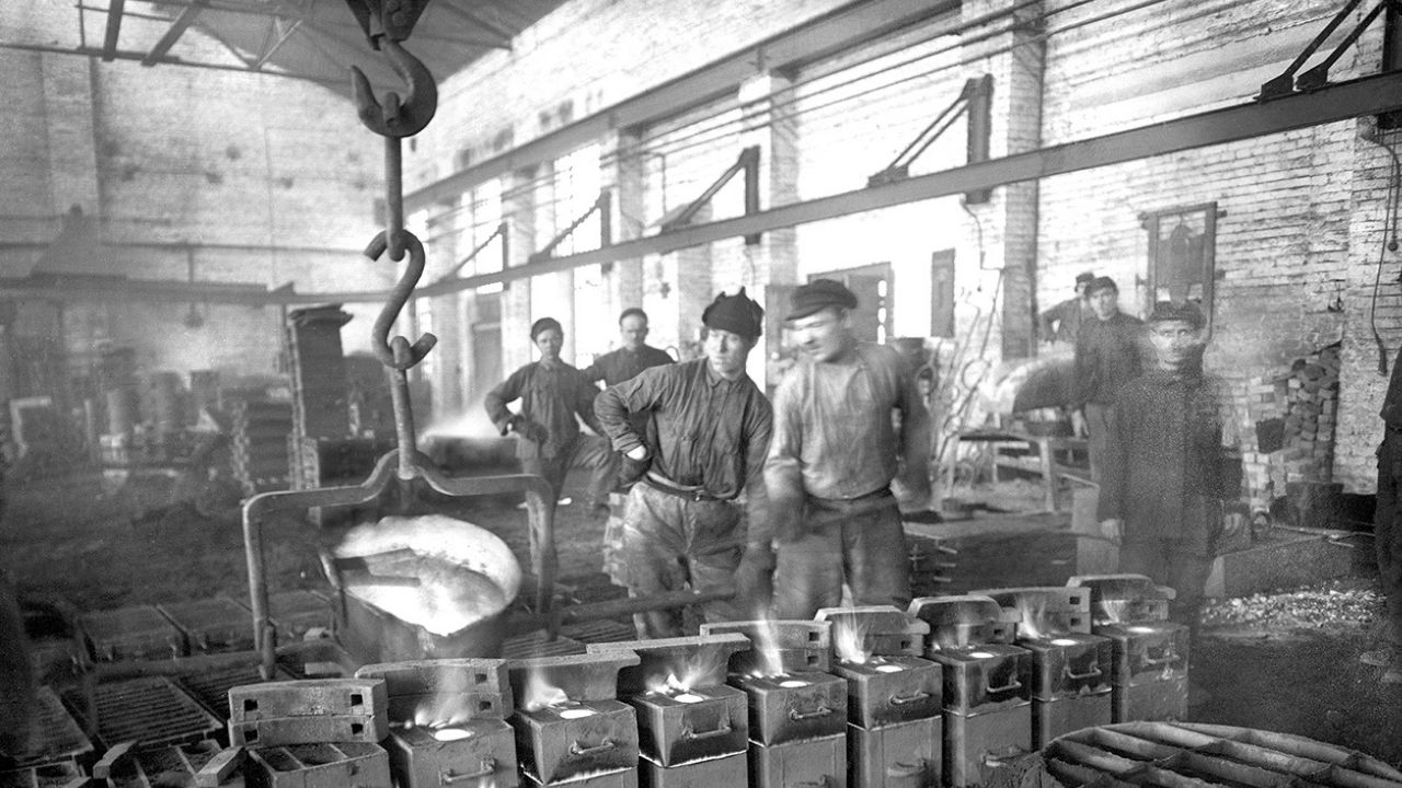 Разливка металла по формам на заводе Красный пахарь. 1920-е гг.