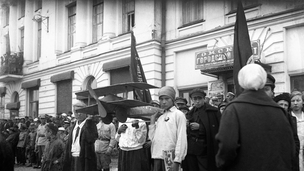 Дети с макетом самолета у здания горсовета. Демонстрации в Омске в 1925-1930 гг . 