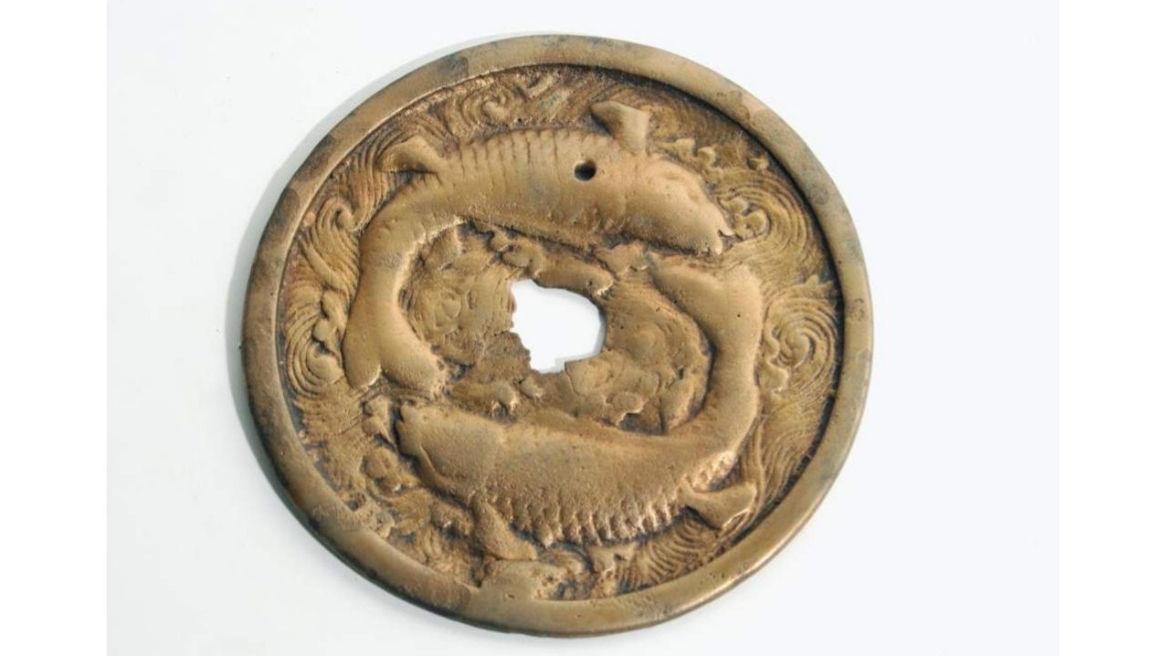 Китайское зеркало с изображением рыб (карпов) - символом многочисленного потомства. XI-XIII вв. н.э. 