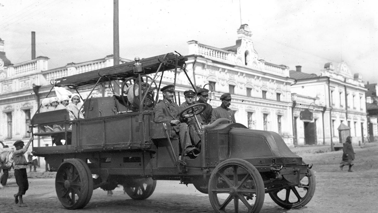 Пожарный автомобиль на улице Республики. 1920-е гг.