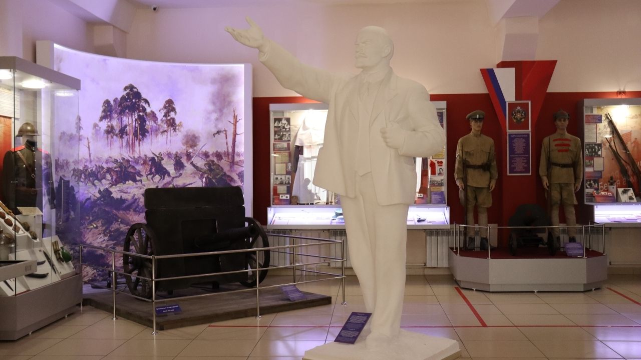 Памятник В.И. Ленину в зале 