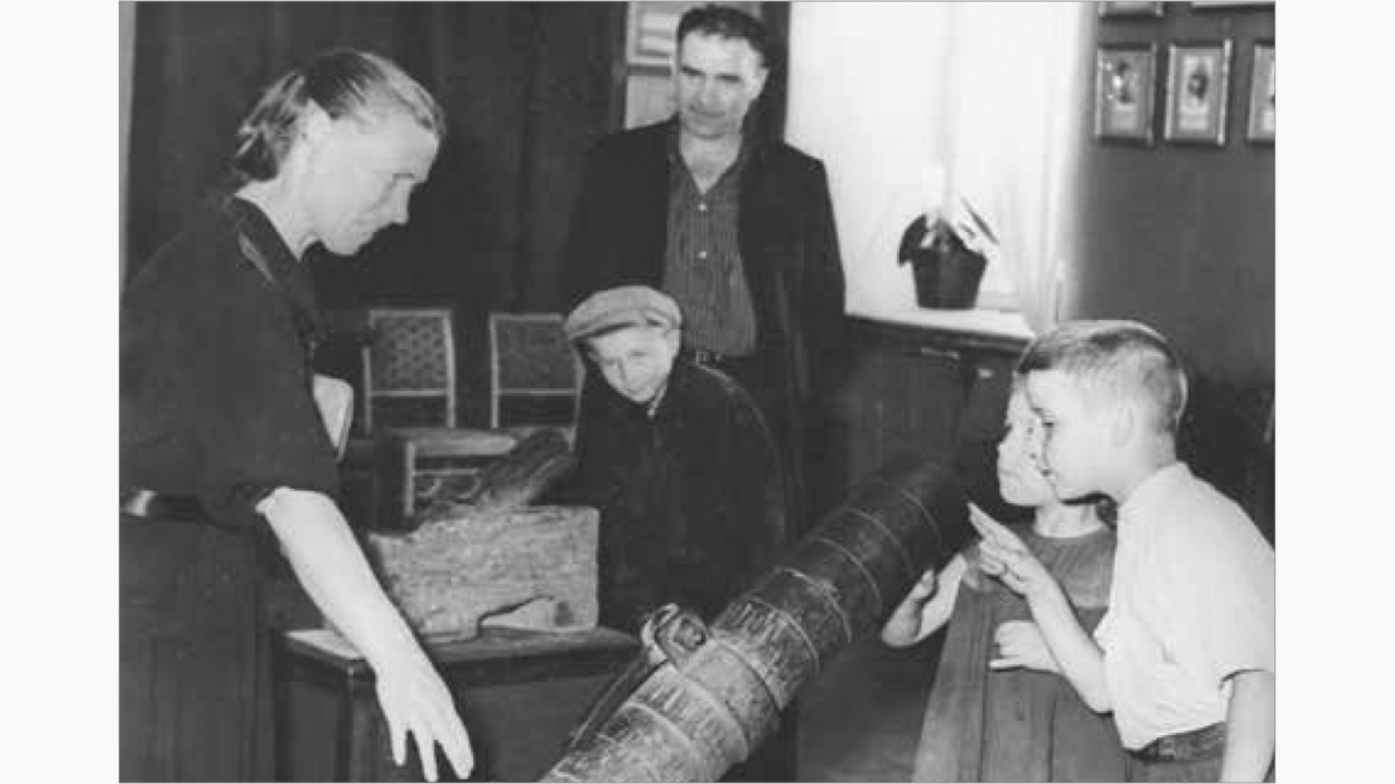 Дети у партизанской пушки в отделе истории советского периода, 1960 г.
