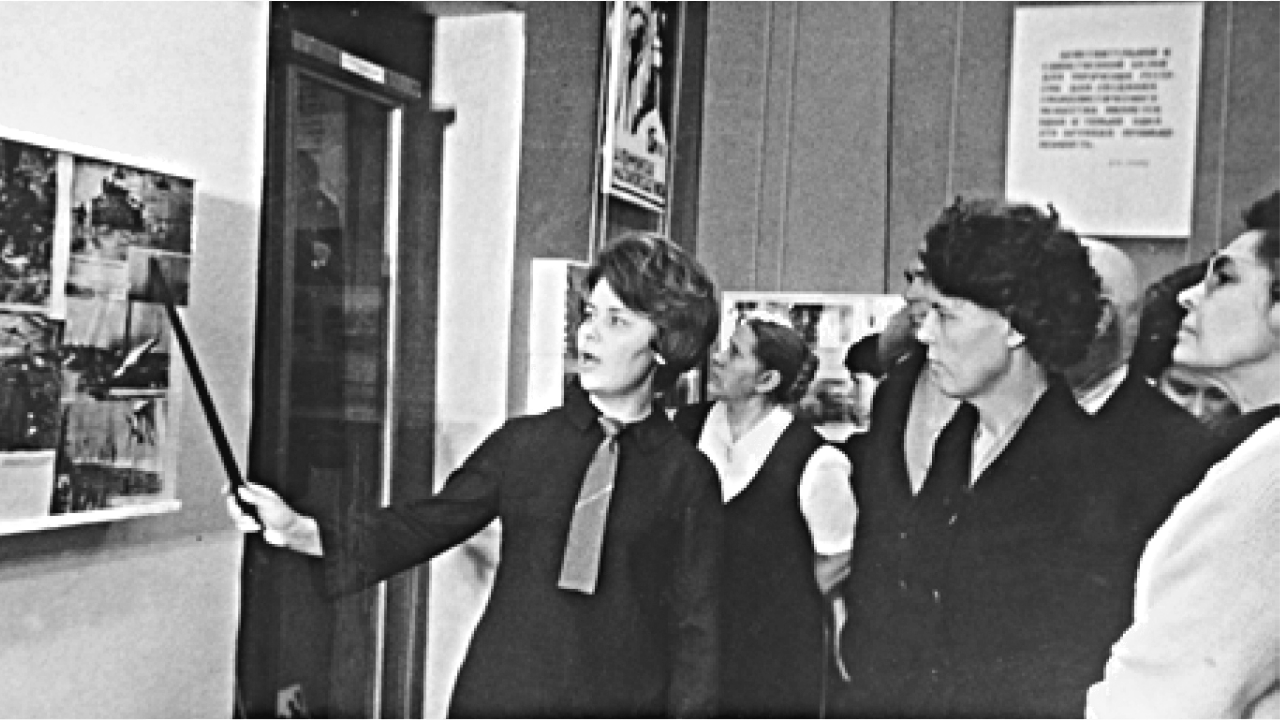 Старший научный сотрудник Э. И. Рыбина ведёт экскурсию по залу гражданской войны, 1969 г.